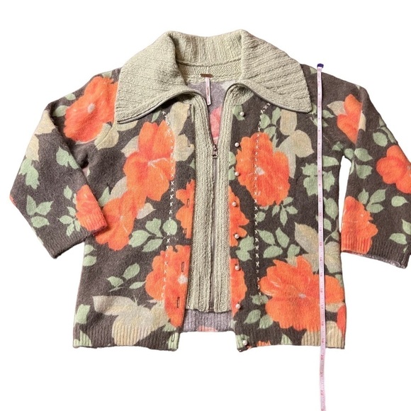 FREE PEOPLE LIGHTWEIGHT SOFT FLORAL ZIPPERED SWEATER SIZE MEDIUM - Picture 7 of 11